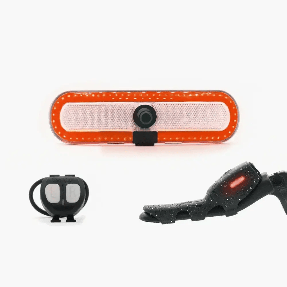 Eclairage à LED Rechargeable par USB pour Casque Moto，Scooter Velo VTT  Trottinette，Clignotant Moto LED feu arrière Rouge Lampe（Noir）