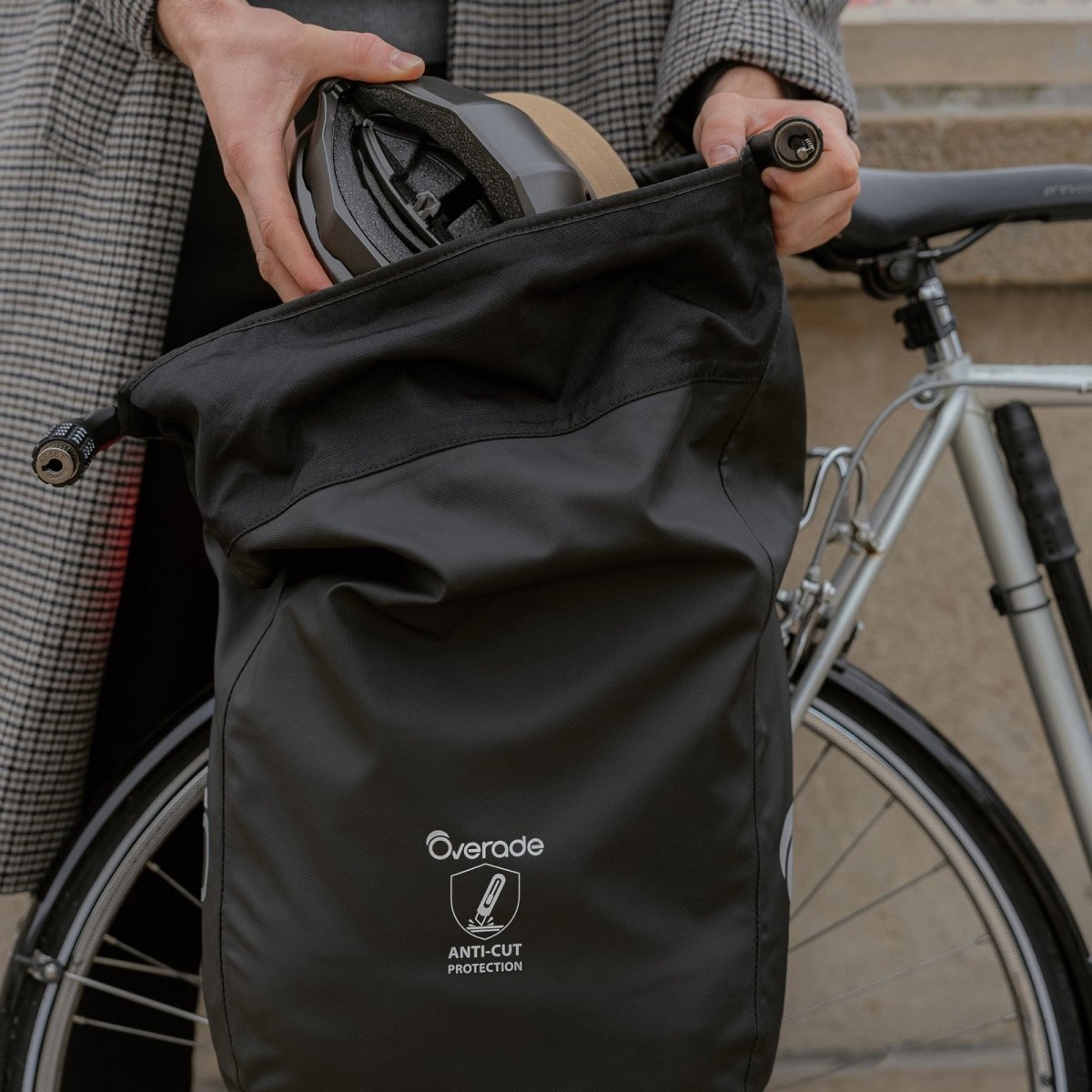 Secure bicycle bag with LOXI luggage rack hook